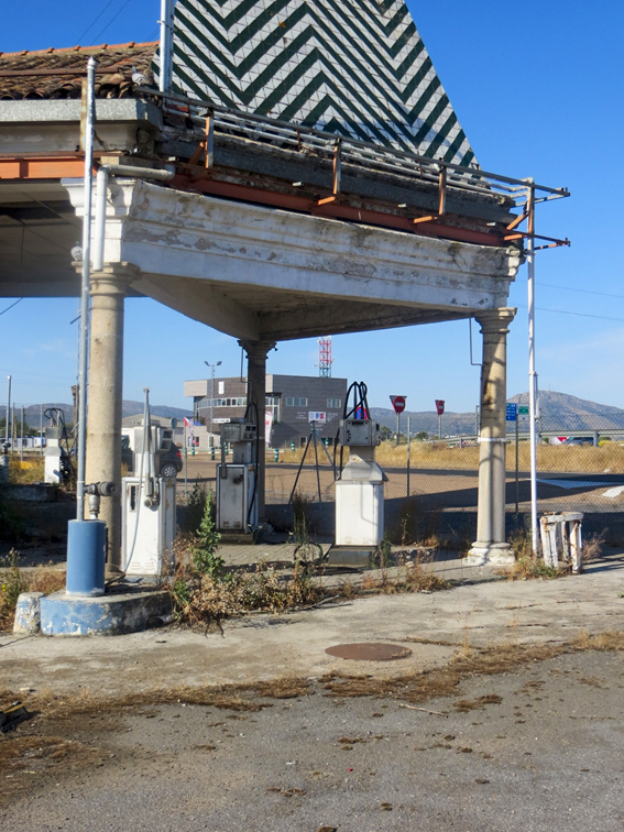 Gasolinera abandonada junto al Polígono Cepansa