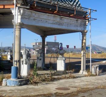 Gasolinera abandonada junto al Polígono Cepansa