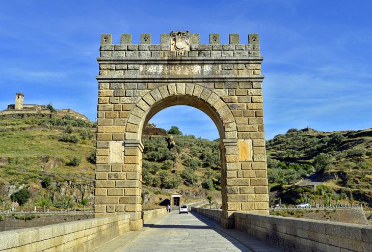 La espada oculta en el Puente de Alcántara